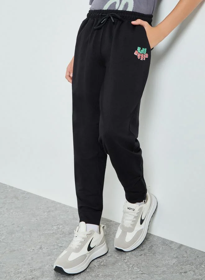 ستايلي بنطال جوغر أولادي أسود مطبع برباط